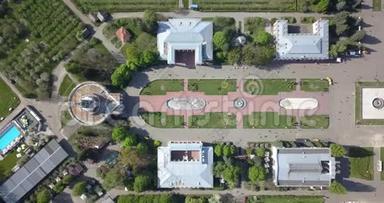 从乌克兰基辅国家展览中心中央广场上方的无人机拍摄全景视频